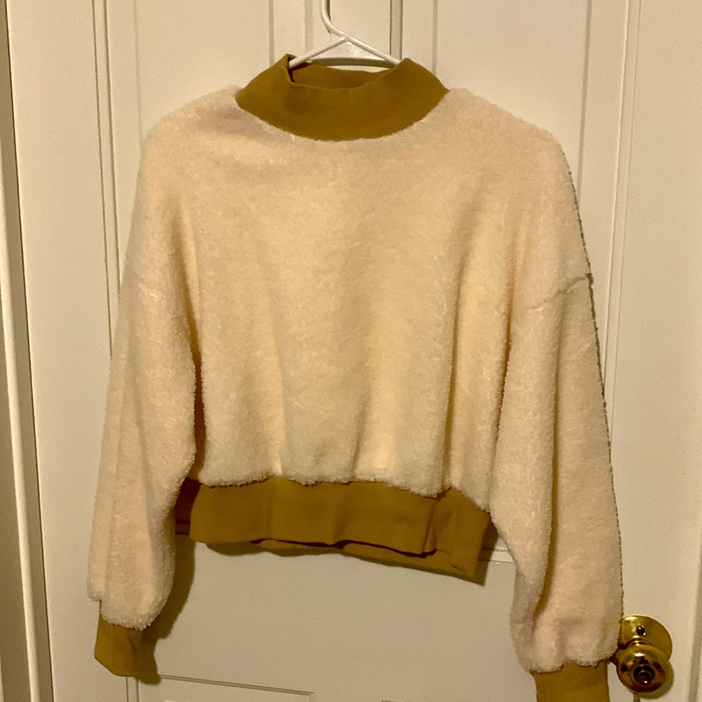 Women’s Fabletics Sherpa Cropped Sweatshirt. Size XS.